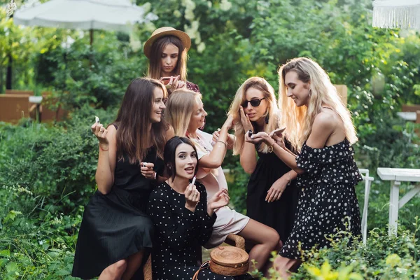 Sex tjejer i parken — Stockfoto