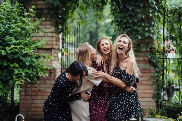 Quatro meninas estão se divertindo — Fotografia de Stock