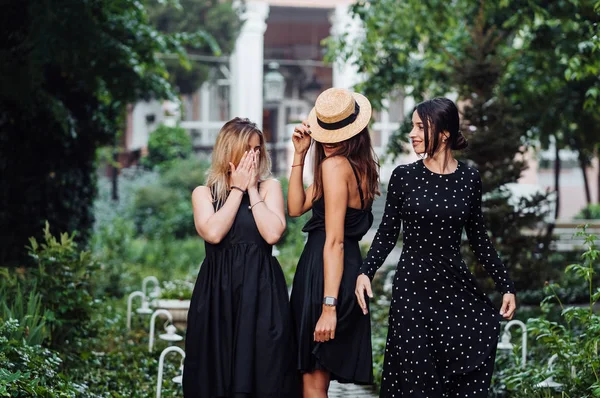 Tre flickor i parken — Stockfoto