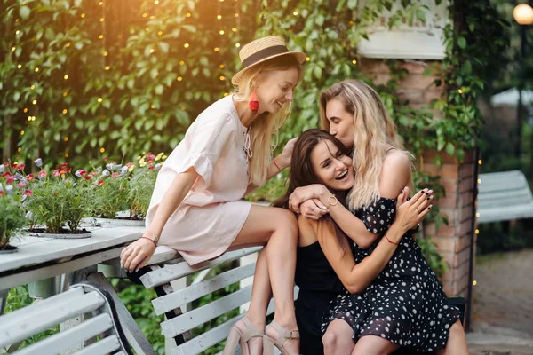 Three girls on the bench — Stock Photo, Image