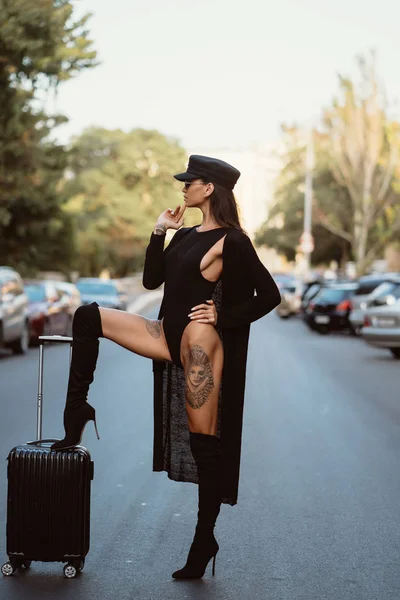Eine junge sexy Frau im schwarzen Trikot posiert vor einer Kamera — Stockfoto