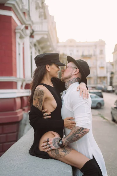 Una giovane coppia di amanti sexy posa per una telecamera per le strade — Foto Stock