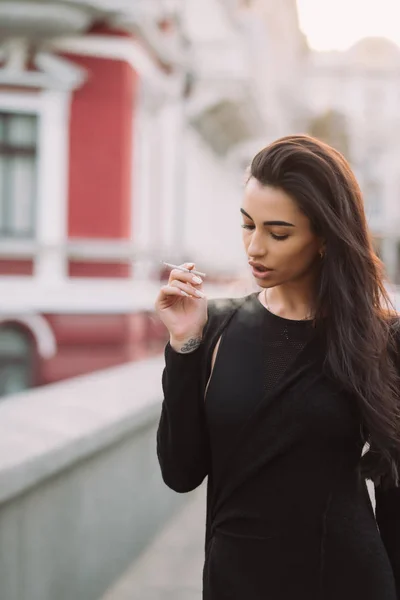Sexy, jovem mulher no corpo fuma na rua — Fotografia de Stock