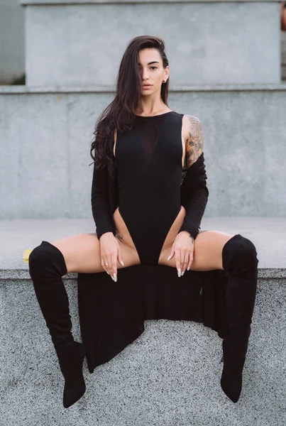Sexy, junge Frau im Trikot posiert auf der Straße vor der Kamera — Stockfoto