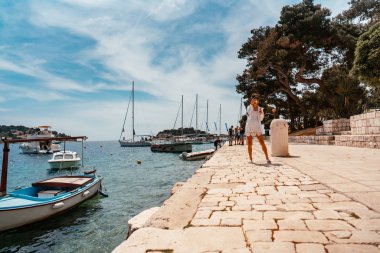 Liman kenti tribünde Yatlar demirli