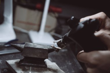 Atölye çalışmasında, bir kadın Kuyumcu Takı lehimleme meşgul