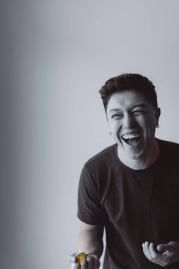 Adam gülüyor ve ezilmiş yumurta tutar