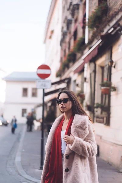 Mooie stijlvolle jongedame wandelen in roze jas — Stockfoto