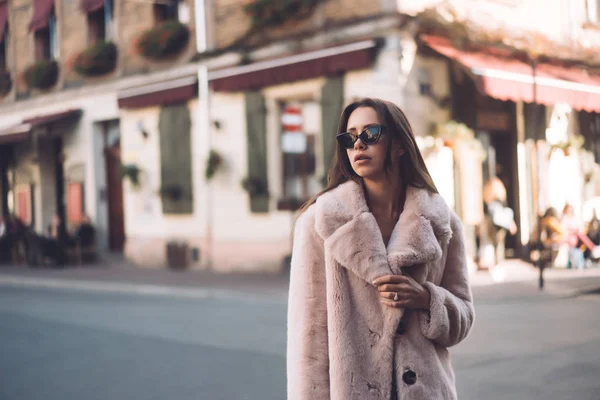 Joven hermosa mujer elegante caminando en abrigo rosa —  Fotos de Stock