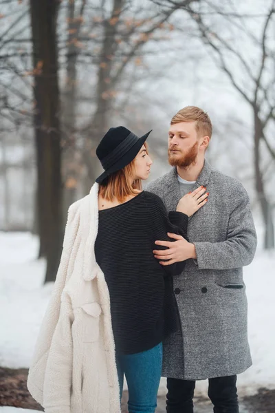Adam ve kız kış ormanda dinlenme. — Stok fotoğraf