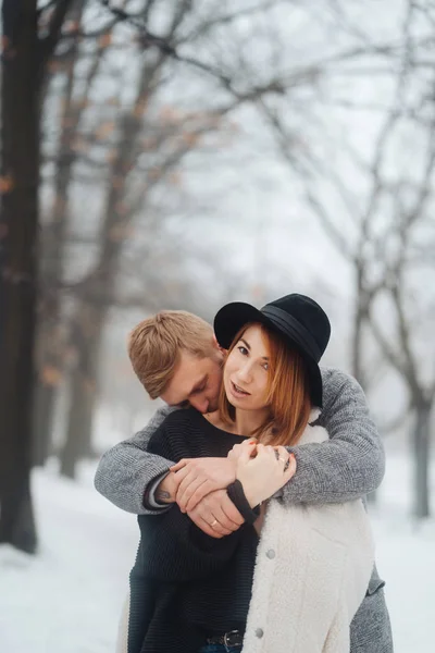 Ο τύπος και το κορίτσι αναπαύονται μέσα στο δάσος του χειμώνα. — Φωτογραφία Αρχείου