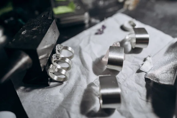 Verschillende sieraden op de tafel van de juwelier vanuit een nauwe hoek — Stockfoto