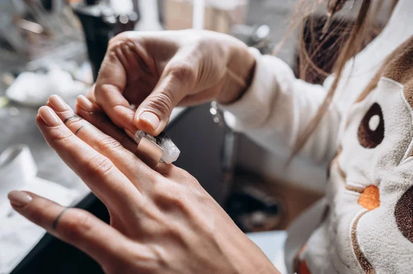 Cliente tratando tamaños de anillo en la mano en el taller de joyería —  Fotos de Stock