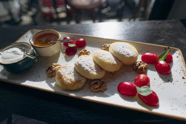 Süzme peynir ekşi krema ile bal tepsiye krep..