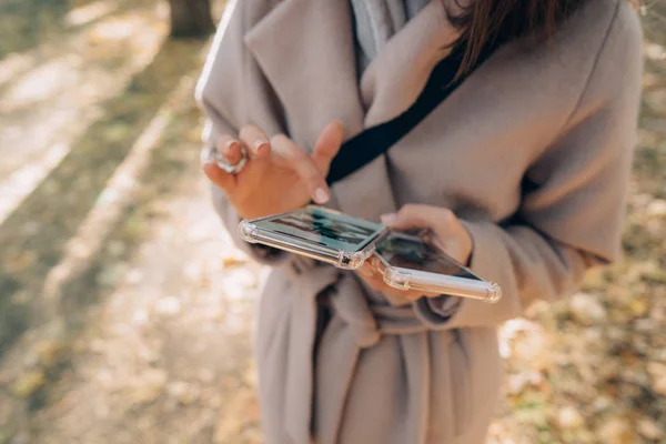 아름 다운 젊은 여자는 그녀의 손 두 스마트폰 보유 하 — 스톡 사진