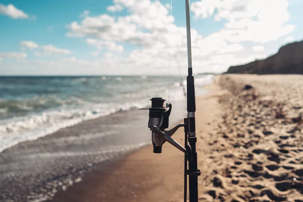 Několik rybářských prutů v řadě na pláži — Stock fotografie