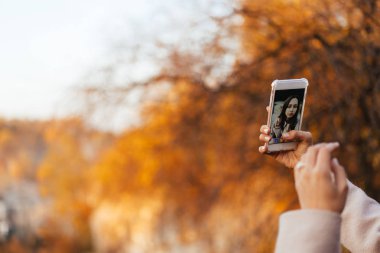 Selfie sonbahar parkta yapma kadın