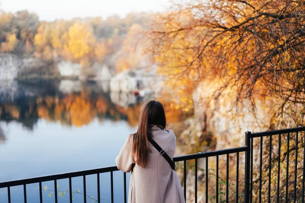 Geriye doğru ayakta ve doğa izlerken sonbahar kız. — Stok fotoğraf