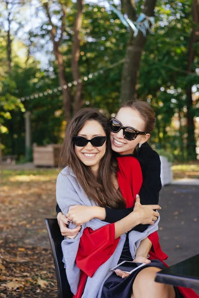 Dívka objímá svého přítele. Portrét dvě kamarádky v parku. — Stock fotografie