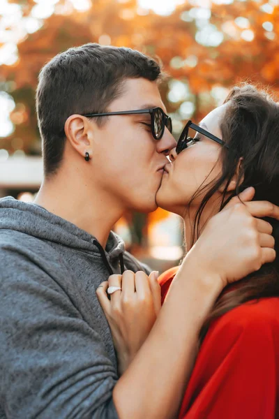 Ελκυστικό ζευγάρι εραστές φιλί στο πάρκο. — Φωτογραφία Αρχείου