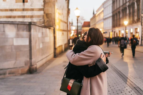 서로 포옹 하는 두 감정 여자 친구의 클로즈업 사진 — 스톡 사진