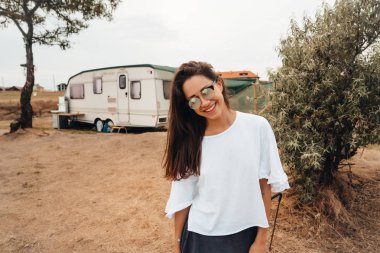 Doğa fotoğraf makinesinde poz güzel genç kız