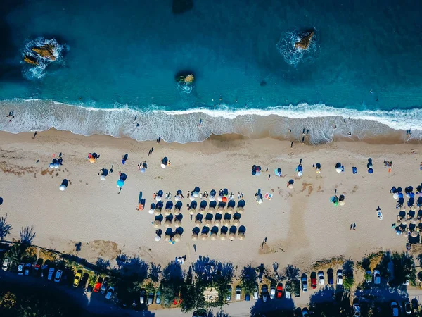 Пляж с шезлонгами на берегу океана — стоковое фото