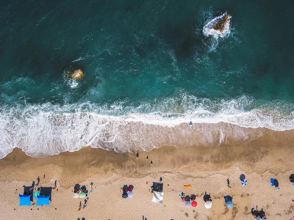 Plaża z leżakami na wybrzeżu oceanu — Zdjęcie stockowe