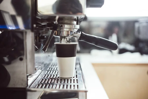 Foto taza de papel para máquinas de café y café — Foto de Stock