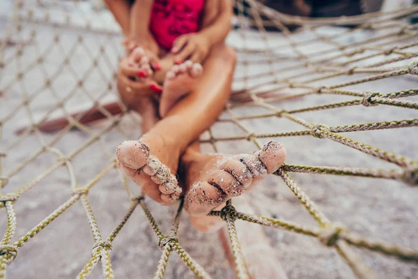 Felice madre con sua figlia sdraiata su un'amaca — Foto Stock