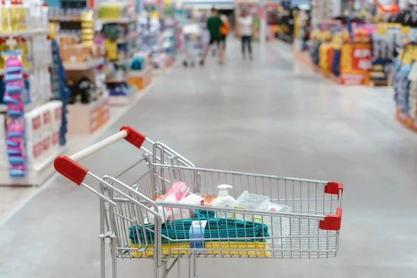 Einkaufswagen im Supermarkt mit verschiedenen Waren — Stockfoto