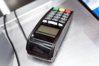Pos terminali dükkanda. Çalışmaya hazırım.