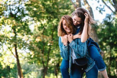 Parkta eğlenen güzel kadınlar. Arkadaşlar ve yaz konsepti.