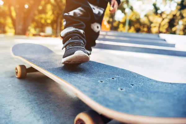 Мальчишеские ноги на скейтборде — стоковое фото