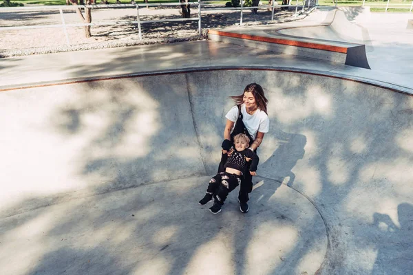 Maman et petit garçon tournent joyeusement ensemble . — Photo