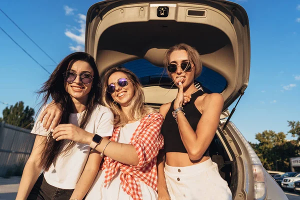 Tres mujeres jóvenes posando para la cámara el aparcamiento . —  Fotos de Stock