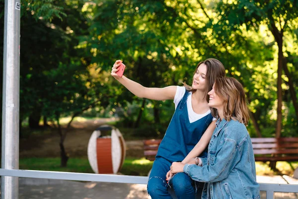 Imagem de jovens mulheres incríveis amigos estudantes tirar selfie — Fotografia de Stock