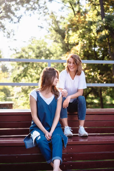 二人の美しい若い女性がベンチに座って — ストック写真