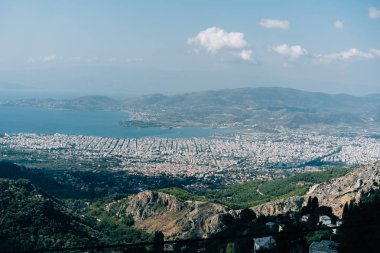 Yüksek dağlardan kıyı kenti görüntülemek.