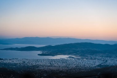 Yüksek dağlardan kıyı kenti görüntülemek.