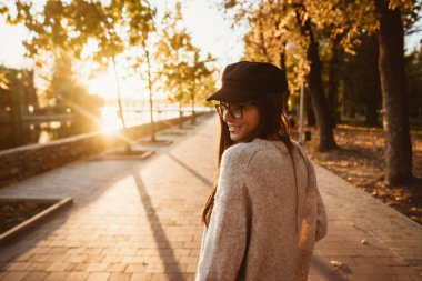 Uzun saçlı sonbahar park yürüme çekici, Genç esmer.