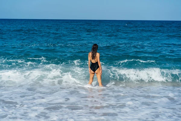 Beautiful young woman resting on the sea — Stock Photo, Image