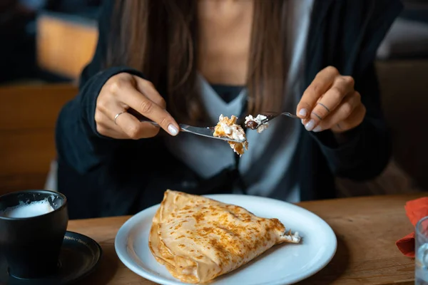 En un plato panqueque con requesón y cerezas . — Foto de Stock