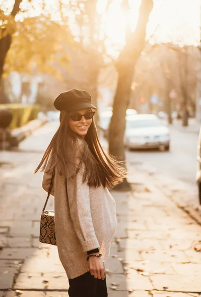 Portret ulicy pięknej, młodej kobiety modne — Zdjęcie stockowe