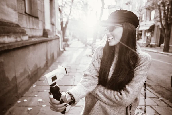 Ładna, młoda kobieta blogger pozowanie na kamery. — Zdjęcie stockowe