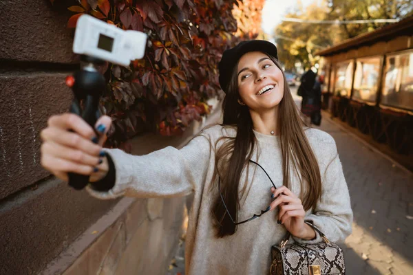 Bonito, jovem blogueira posando na câmera . — Fotografia de Stock