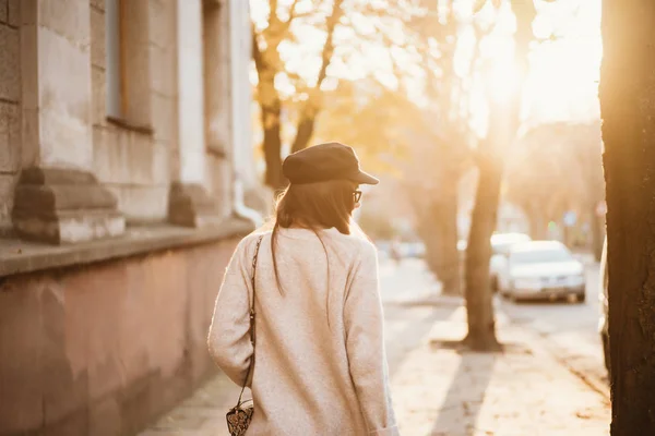 Gatan porträtt av unga vackra fashionabla kvinna — Stockfoto