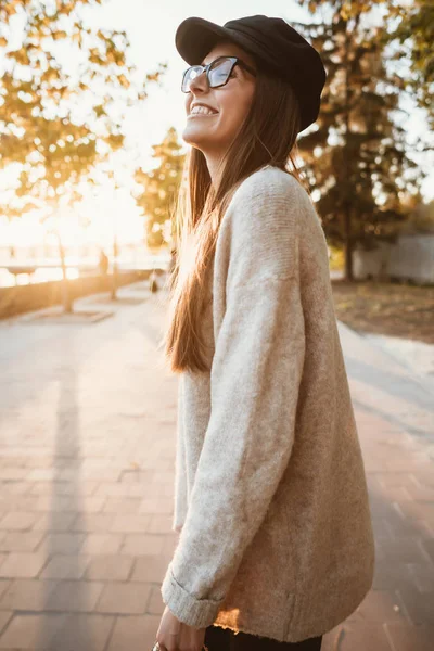 Attractive, young brunette with long hair walking autumn park. — Stock Photo, Image