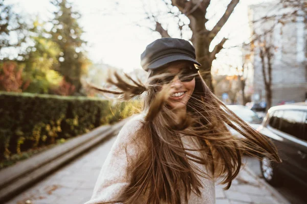 Retrato de rua de mulher na moda bonita jovem — Fotografia de Stock