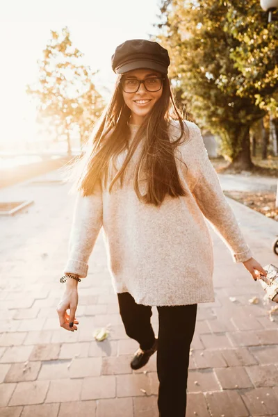 Attractive, young brunette with long hair walking autumn park. — Stock Photo, Image